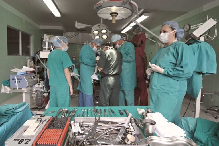 what does a surgical tech do