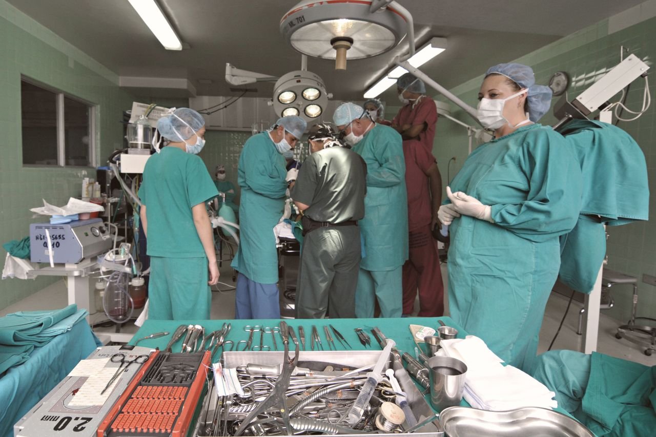 what does a surgical tech do