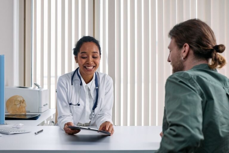 A doctor and patient in a positive consultation — how long can I live with pavatalgia depends on getting the right diagnosis